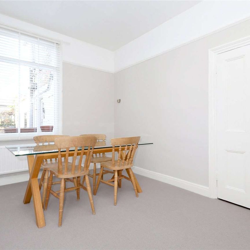 Charming two bedroom cottage set on a sought-after road close to Church Street. - Photo 1