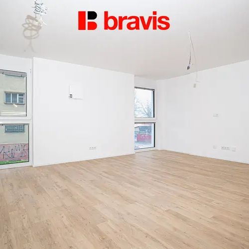 Podnájem ateliéru 2+kk, novostavba Auerswald, první nájemník, garážové stání - Fotografie 1