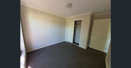 4 Bedrooms Beautiful House with Double Garage for Rent - Photo 2