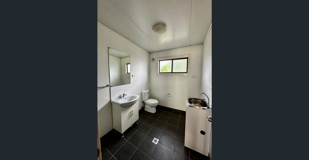 Cosy 2 Bedroom Granny flat with spacious rear yard - Photo 1