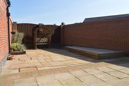 4 bedroom semi-detached house to rent - Photo 5