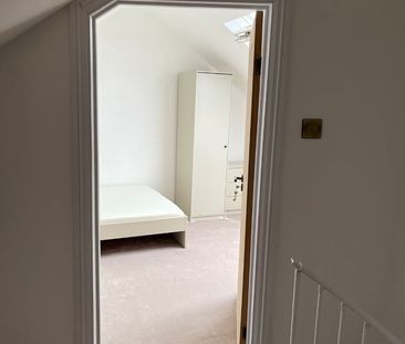 Room in a Shared House, Sandringham Road, IG11 - Photo 4