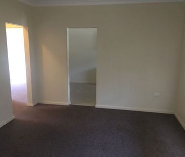 Two bedroom unit with single garage - Photo 4