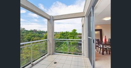 Bright Top Floor Apartment in Leafy Surrounds - Photo 2