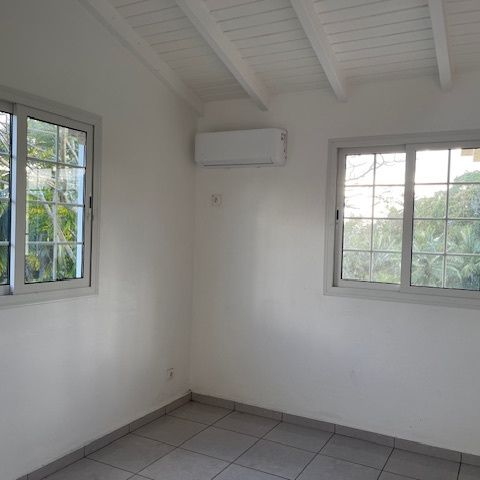 Location Maison 3 pièces 64m² LE MOULE 97160 - Photo 1