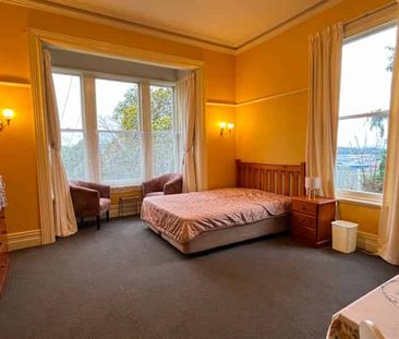 Spacious Fully Furnished Self Contained Apartment - Photo 2
