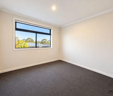 Modern Family Living in South Morang - Photo 4