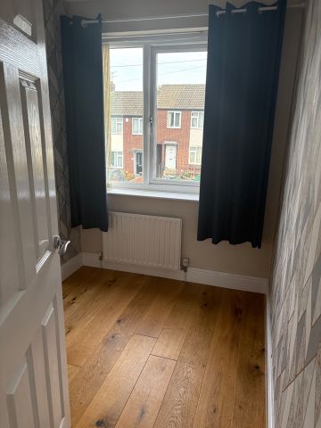 3 Bed Terraced House, Wesley Garth, LS11 - Photo 2