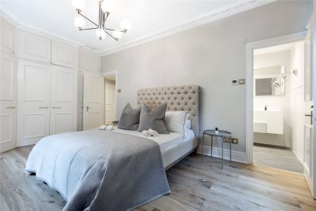 Sloane Gardens, Chelsea, SW1W ground floor flat to rent - Photo 3