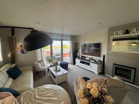 Gorgeous family home, partly furnished. - Photo 2