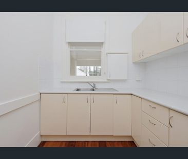 Character home in great location! 2 x 1 top floor apartment - Photo 2