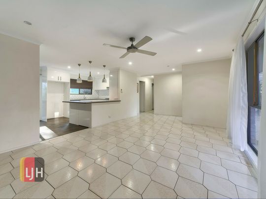 LARGE THREE LOWSET 3 BEDROOM HOME IN WHISPER QUIET PARKLAND LOCATION! - Photo 1