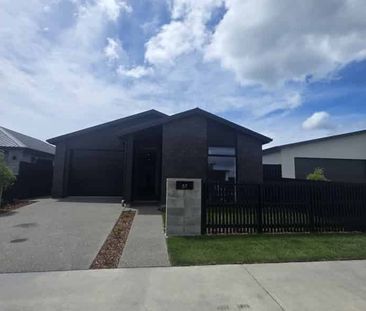 Embrace Empire - Photo 1