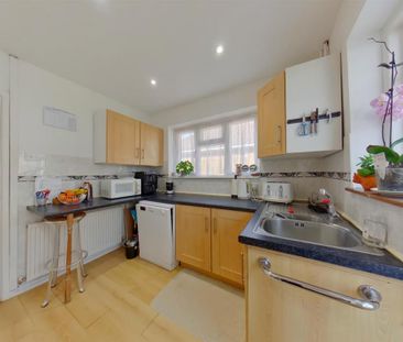 3 bedroom semi-detached bungalow to rent - Photo 6