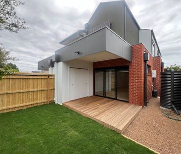 Brand New & Splendid Townhouse in West Footscray! - Photo 3