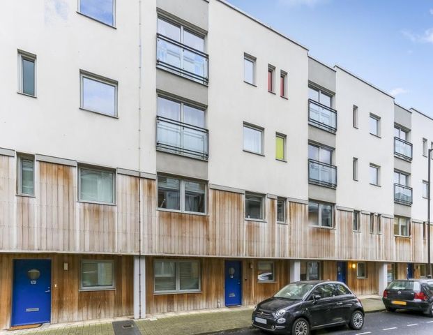 3 Bed Maisonette, Chambers Street, SE16 - Photo 1