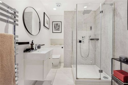 A fantastic one bedroom flat with private patio - Photo 4