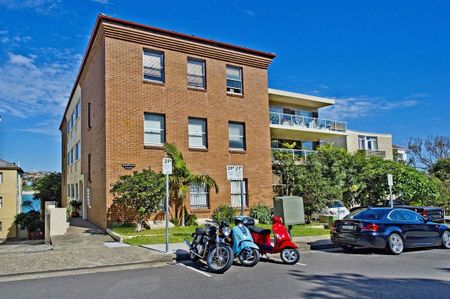 Top Floor Beachside Apartment On Ben Buckler Headland - Photo 3