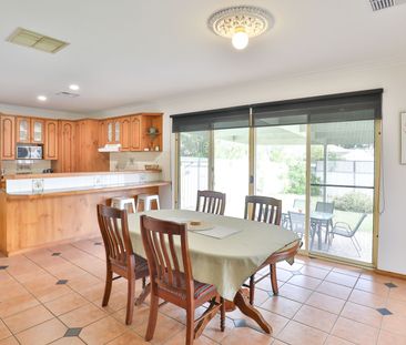 CHARACTERFUL TOWNHOUSE - Photo 2