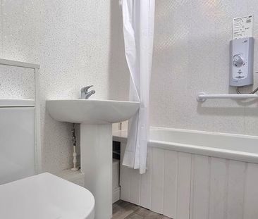 2 bedroom ground floor flat to rent - Photo 3