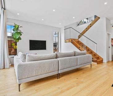 Luxuriously Designed, Near New, Stylish And Sun Kissed Executive St... - Photo 4