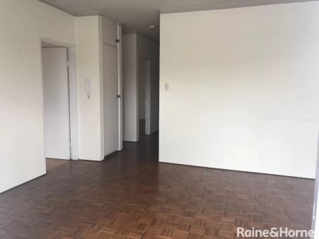 Apartment with 2 bedrooms, 1 bathroom & parking for 2 cars - Photo 5