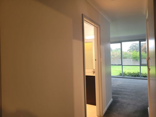 Mount Helen, 2BR renovated, spotlessly clean, spacious kitchen, large living area - rare find - Photo 1