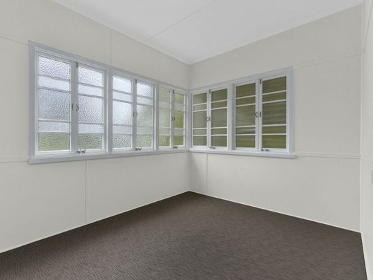 LARGE 3 BEDROOM HOUSE IN ENOGGERA !! Brand new Bathroom! - Photo 1