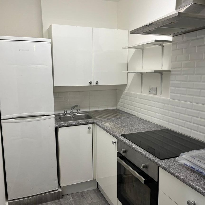 1 Bed Flat, Holmesdale Road, SE25 - Photo 1