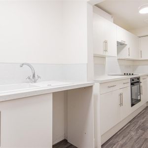 1 bed Room To Let - Photo 2