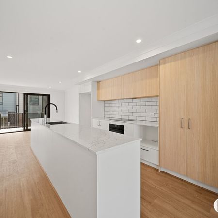 Modern Townhouse with Private Bathrooms - Photo 3