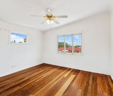 Spacious Home with Pool and Gardens - Photo 5