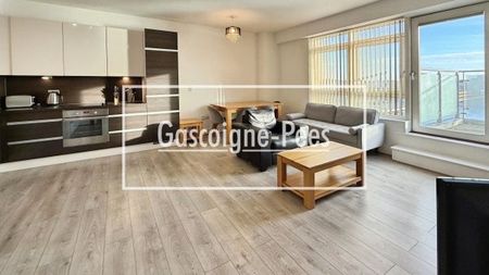 Skyline Plaza, RG21 - Photo 4