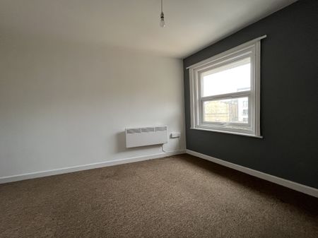 3 bed flat to rent in Old Christchurch Road, Bournemouth, BH1 - Photo 3