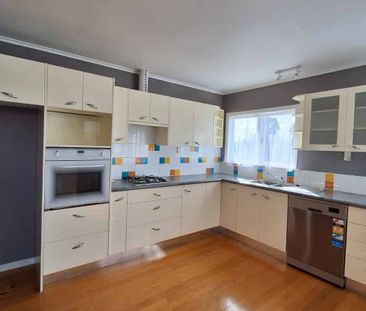 Family home with a big yard! - Photo 5