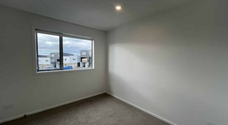 Near new townhouse! - Photo 2