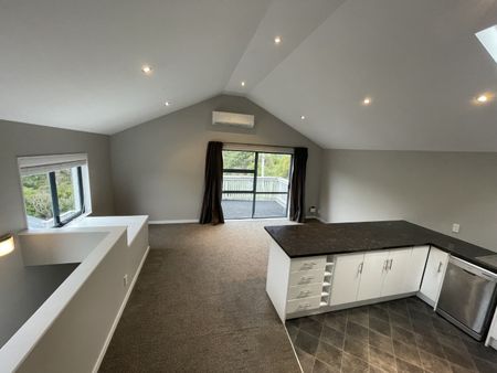 Sunny 3-Bedroom Townhouse in Sought-After Wadestown - Photo 3