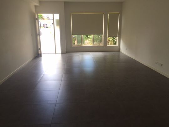 Modern Perfectly located 3 bedroom double storey townhouse with all the mod cons! - Photo 1