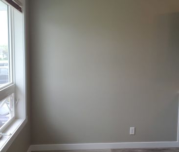 Beautiful 3 Bedroom half duplex in Sylvan Lake! - Photo 2