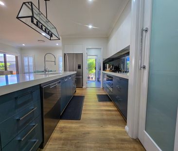 Modern Elegance Meets Comfort - Photo 4