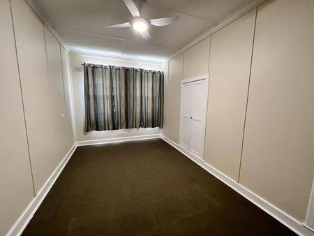 RENOVATED SHOP TOP FLAT - Photo 3