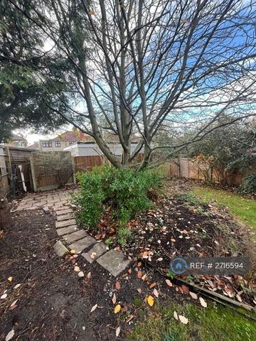 3 bedroom end of terrace house to rent - Photo 2