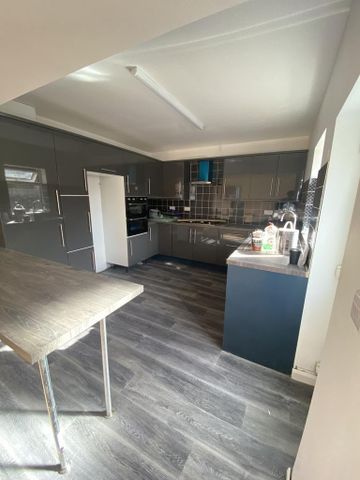 1 bedroom in a flat share to rent - Photo 3