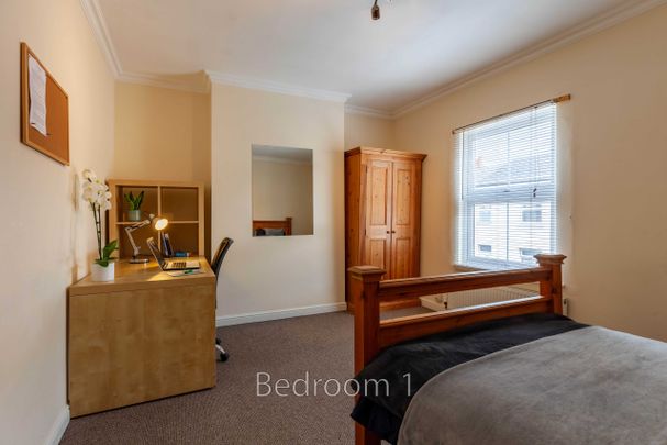 Room 1 - Photo 1