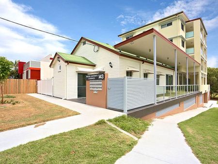 Contemporary Apartment - Secure Access - Photo 3