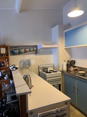 Well located, tidy, back unit, away from busy road - Photo 1