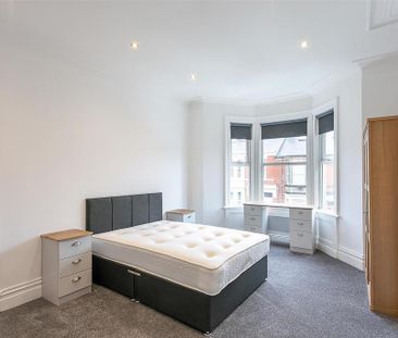 3 bedroom flat to rent - Photo 4