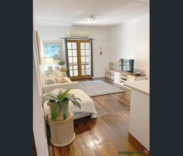 BEAUTIFUL FAMILY HOME - Photo 2