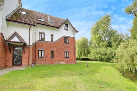 2 bed flat to rent in Wren Drive, West Drayton, UB7 - Photo 2