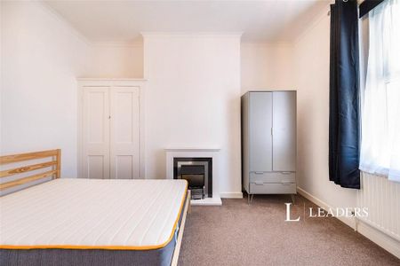 1 bedroom in a flat share to rent - Photo 5